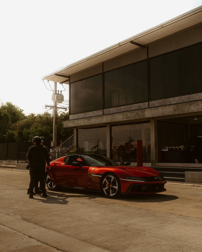 ferrari 12cilindri — 10