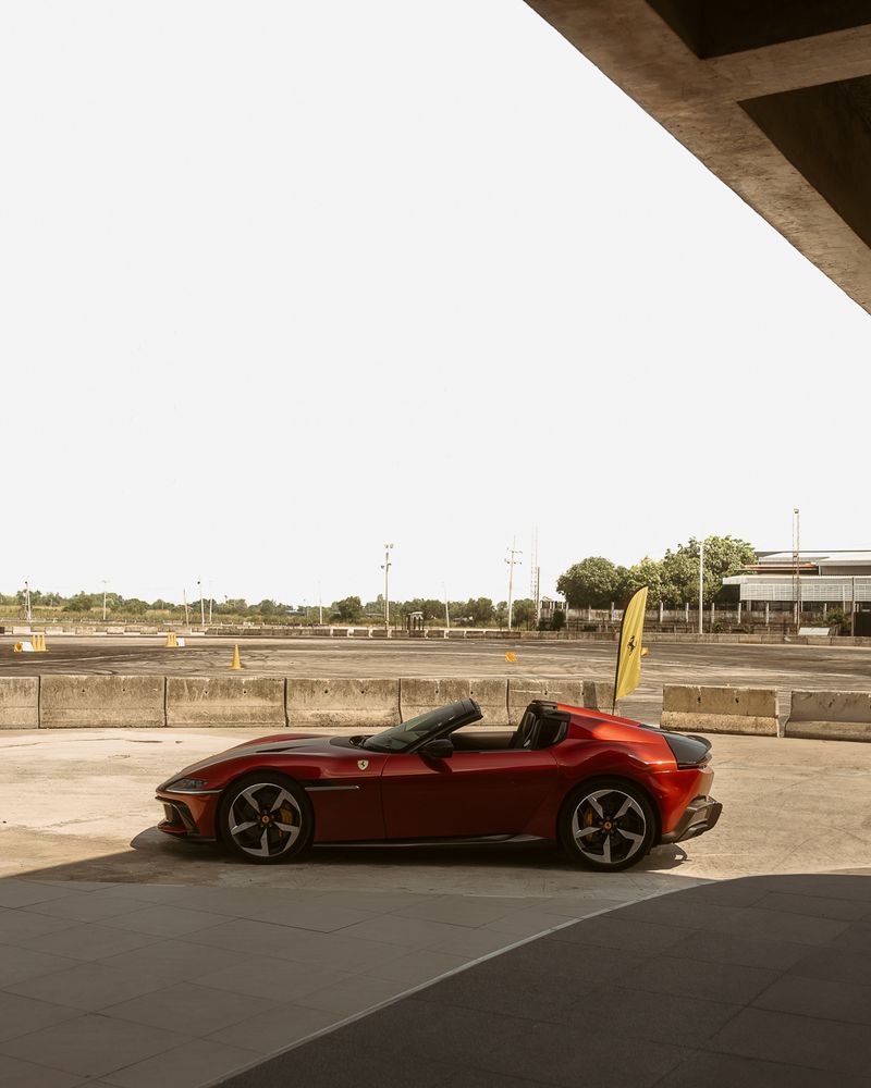 ferrari 12cilindri — 11