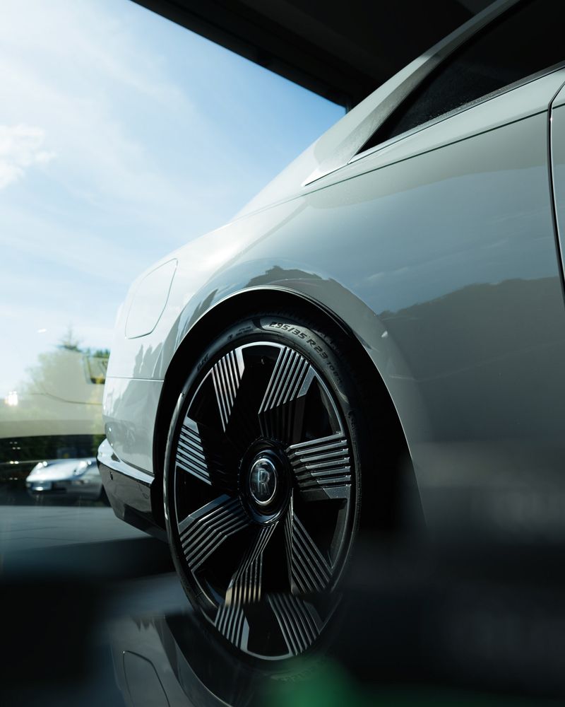 Rolls Royce Spectre — 13